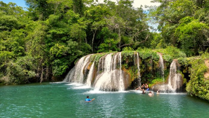 Cachoeira e área de banho no Parque das Cachoeiras
