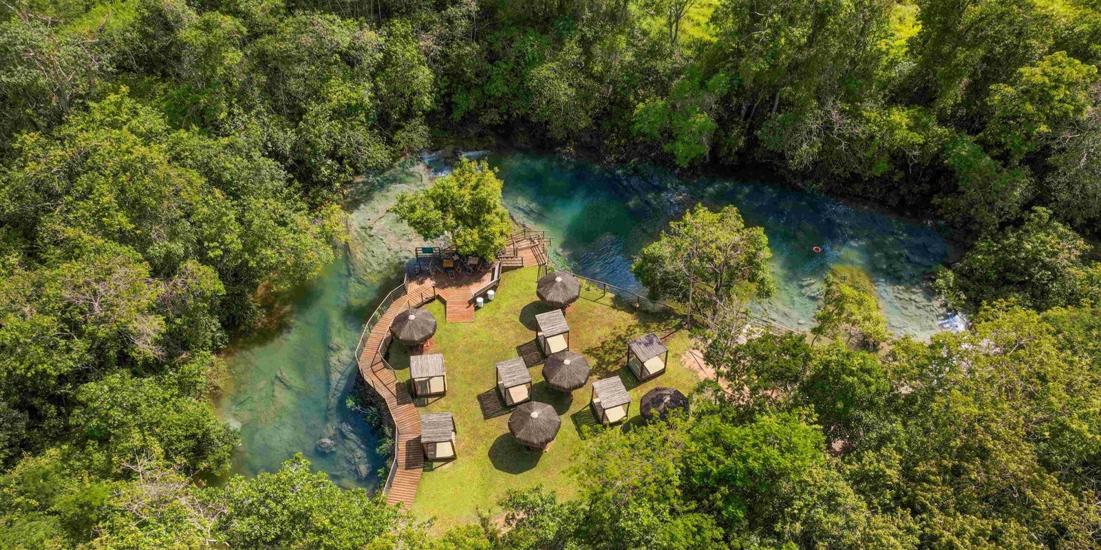 Cachoeira e piscina natural do Parque das Cachoeiras em Bonito MS