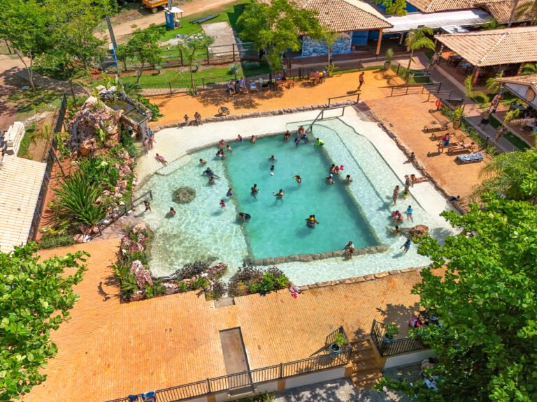 Piscina ecológica e vegetação no Balneário Nascente Azul