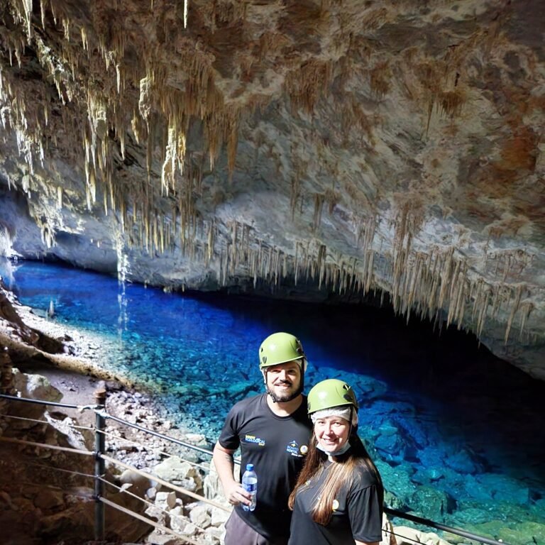 Interior da Gruta do Lago Azul e seu lago azul em Bonito