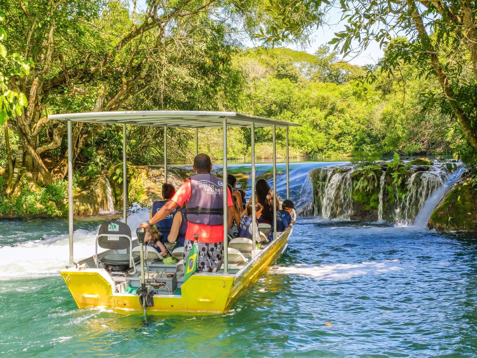 Barco Elétrico navegando no Rio Formoso em Bonito MS