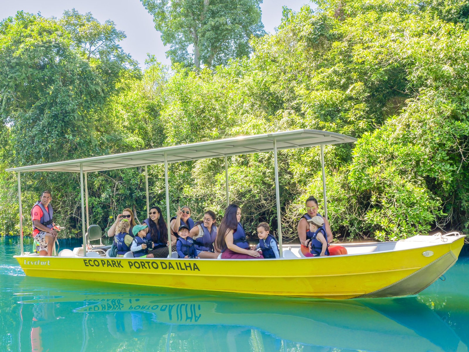 Passeio de Barco Elétrico no Eco Park Porto da Ilha em Bonito MS
