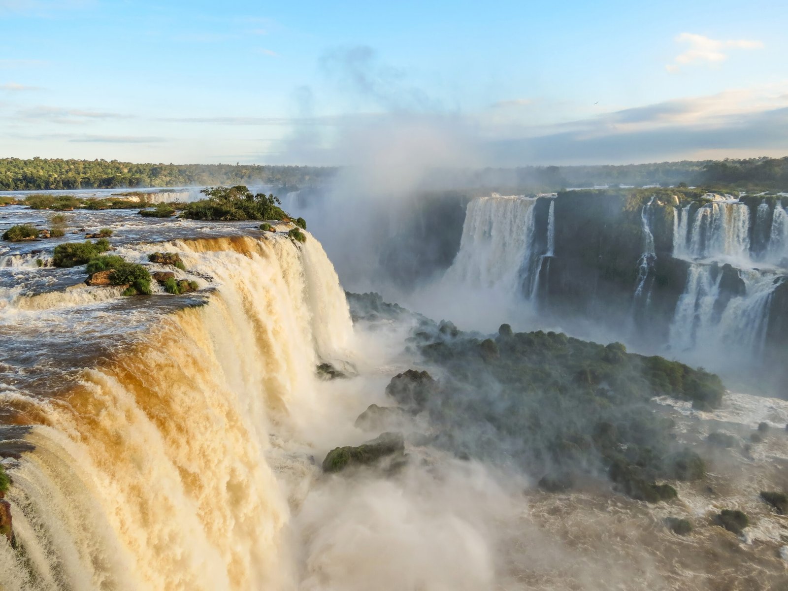 Vista superior das Cataratas do Iguaçu a partir da plataforma de observação