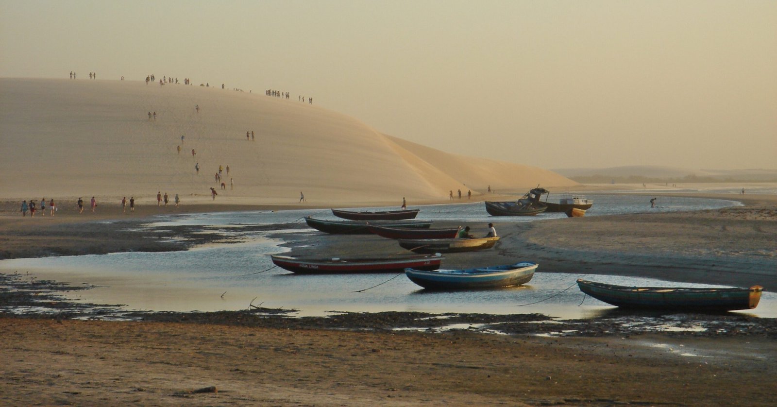 Praia e dunas de Jericoacoara no Ceará ao entardecer