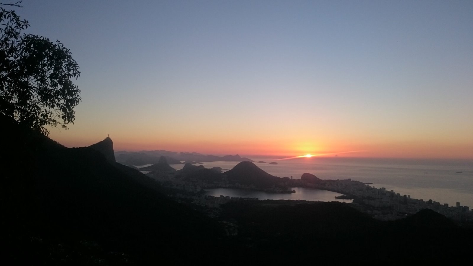 Nascer do sol sobre a vegetação do Parque Nacional da Tijuca no Rio de Janeiro