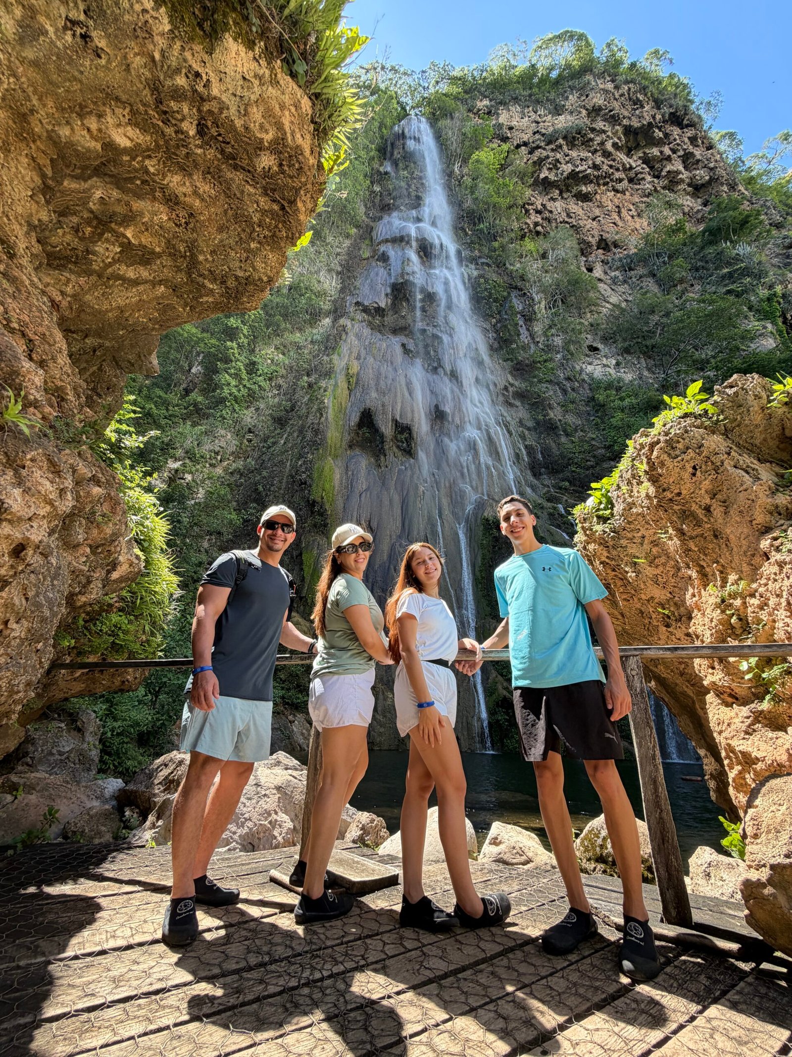 Visitantes diante da Cachoeira Boca da Onça durante o passeio em Bodoquena