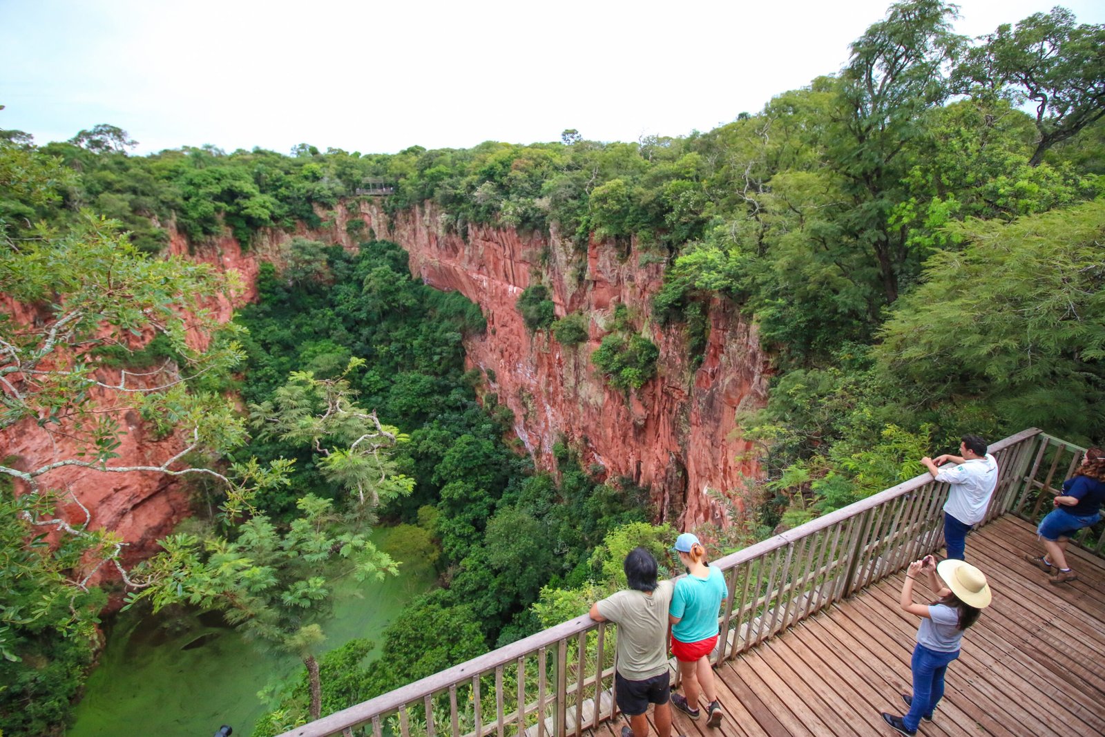 Turistas observando a grande dolina do Buraco das Araras a partir do mirante