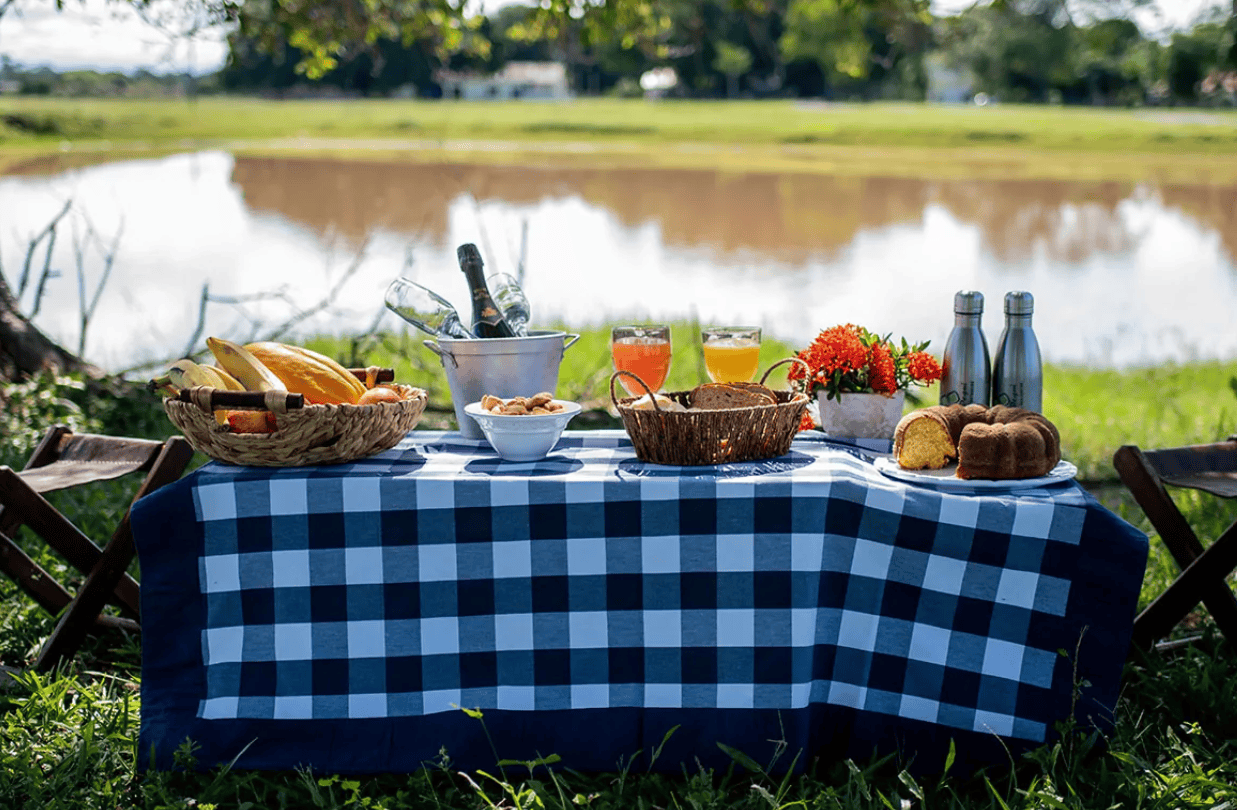 Mesa de café da manhã com alimentos servidos na Pousada Pequi