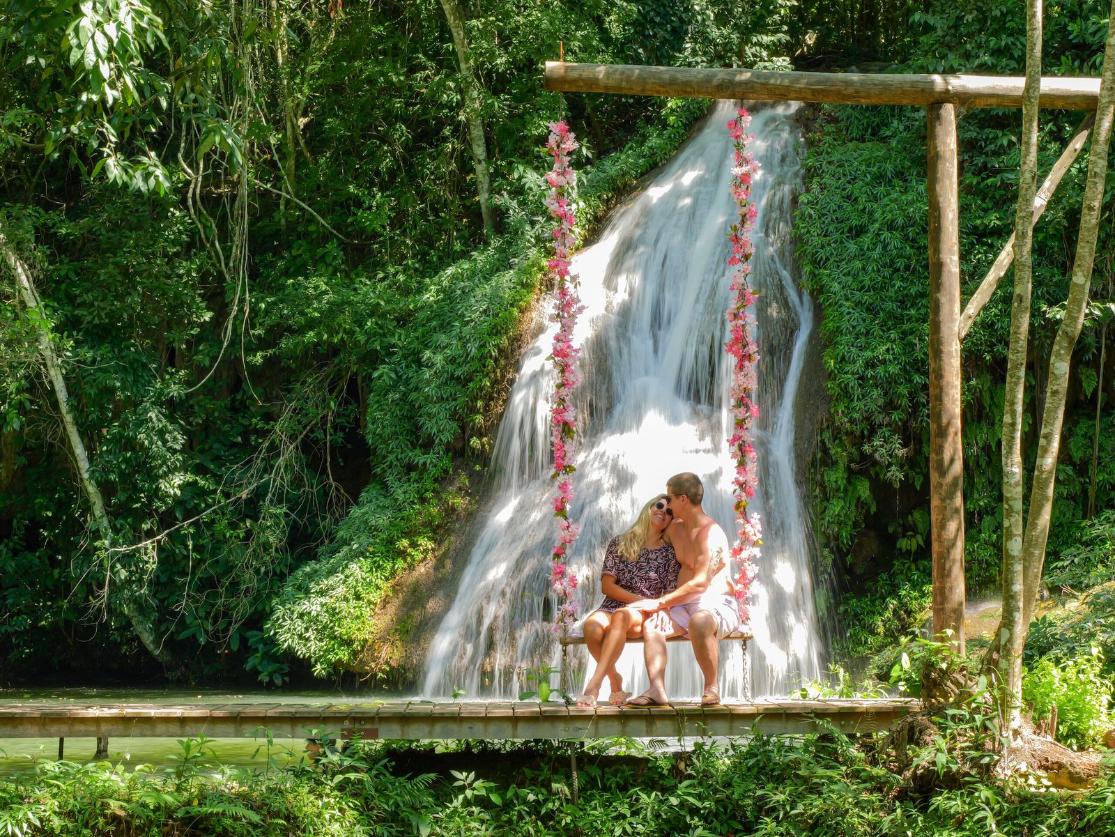 Casal na nascente do Parque das Cachoeiras em Bonito MS