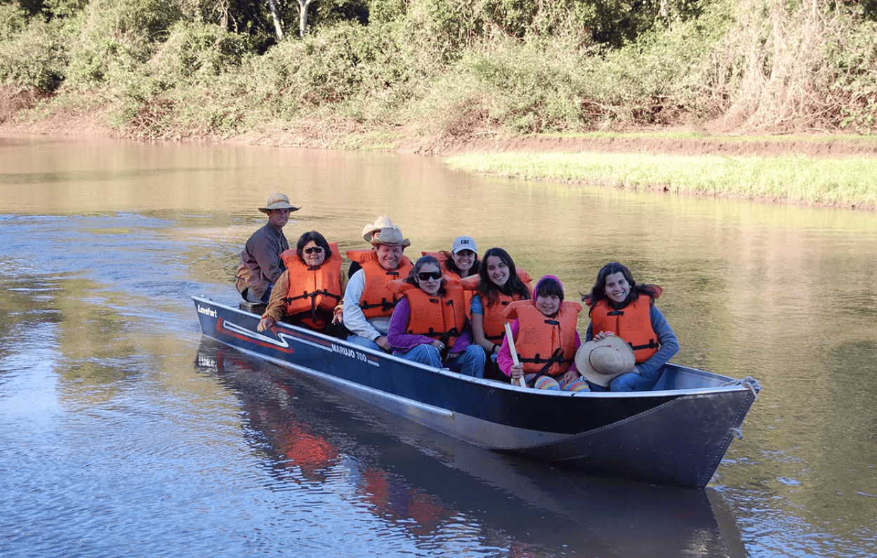 Passeio de barco no Rio Aquidauana durante hospedagem na Pousada Pequi