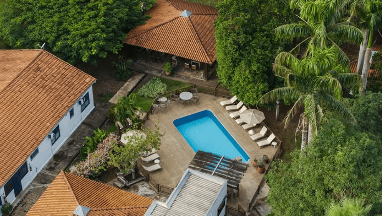 Piscina e área de descanso da Pousada Pequi