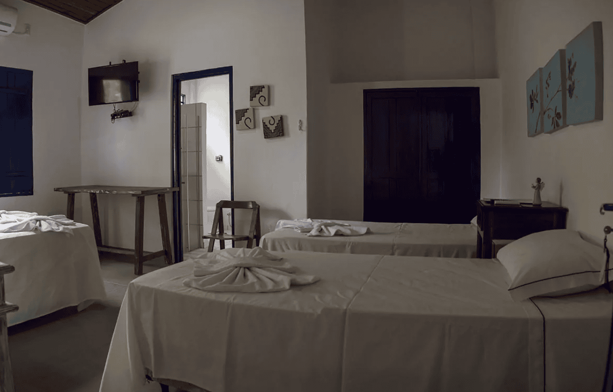 Vista interna do apartamento quádruplo da Pousada Pequi