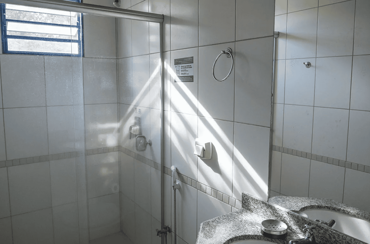 Banheiro privativo de apartamento duplo da Pousada Pequi