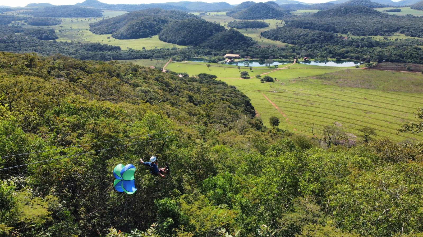 Turista na tirolesa de 1,1 km do Morro Alto Farm Club em Bonito MS