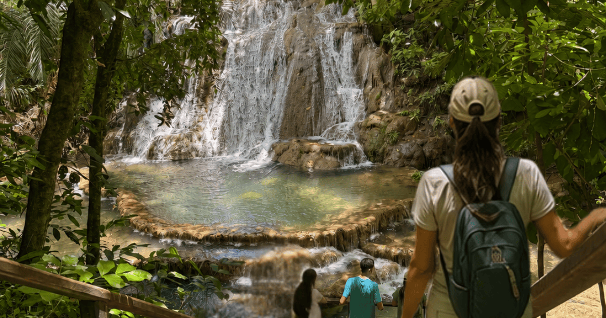 Mulher mochileira descendo uma trilha durante uma viagem a Bonito MS