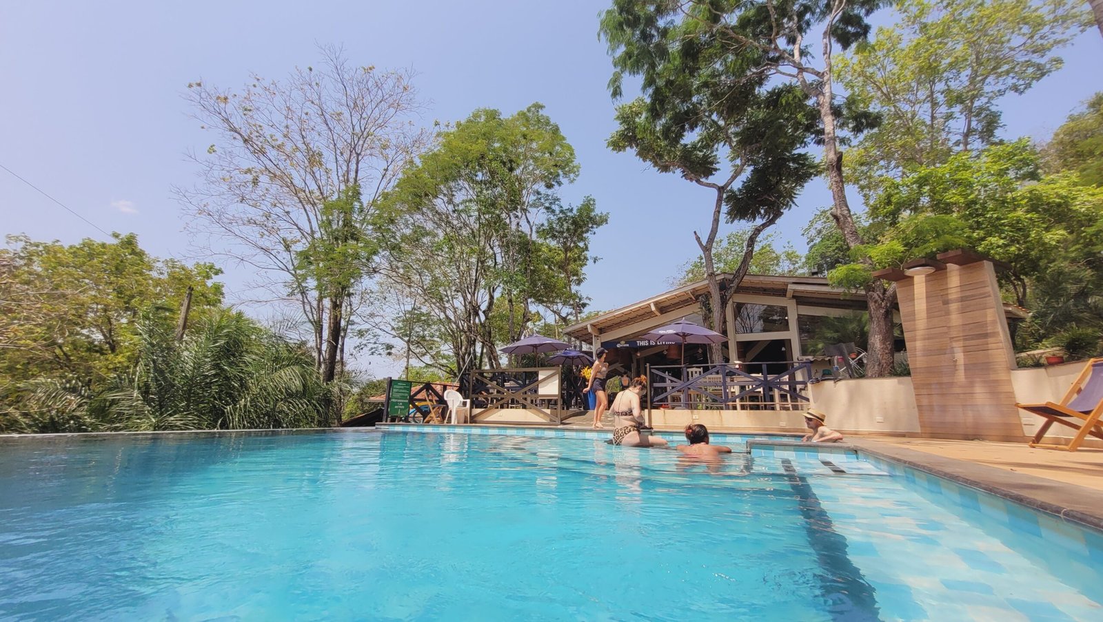 Piscina de borda infinita do Parque das Cachoeiras em Bonito MS