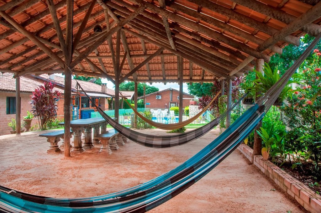 Redário e área para descansar no Bonito Hi Hostel e Pousada