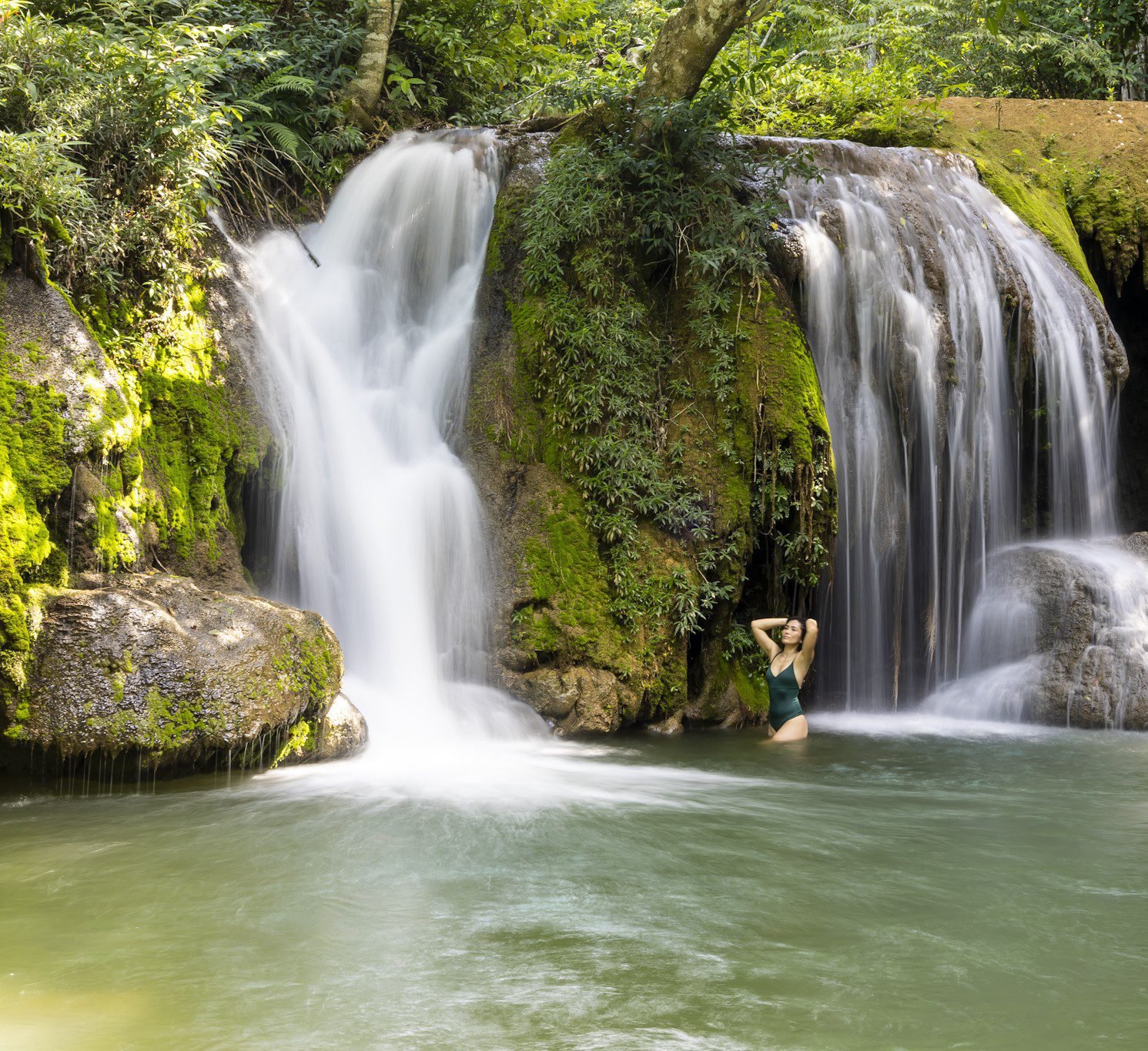 Visitante tomando banho de cachoeira na Estância Mimosa em Bonito MS