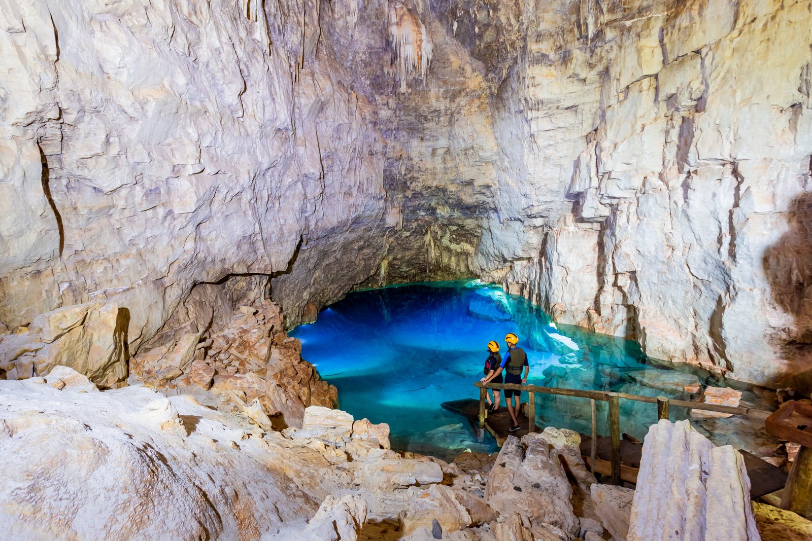 Interior da Gruta do Mimoso com lago de águas azuis em Bonito MS