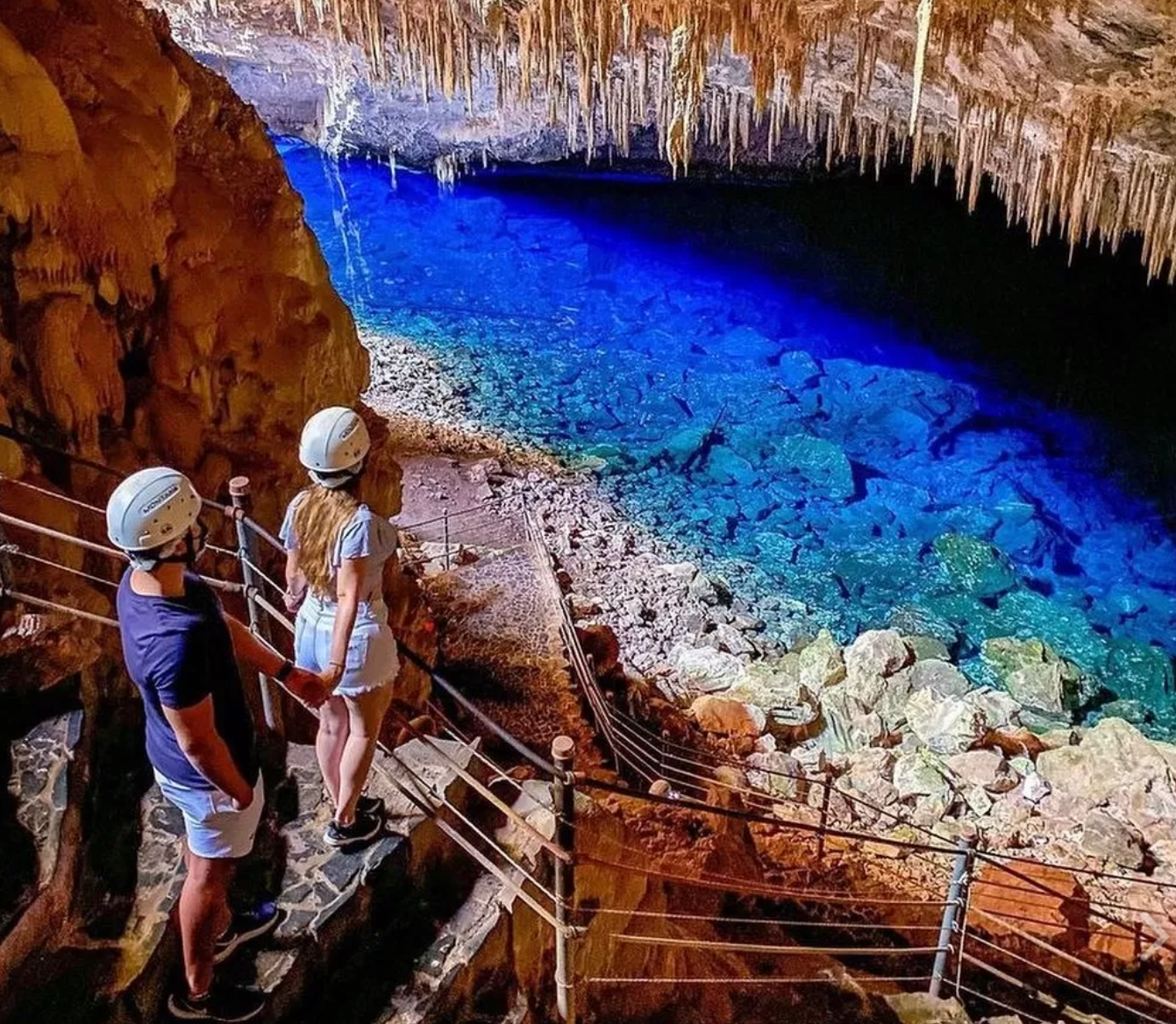 Visitantes na escadaria diante do Lago Azul dentro da Gruta do Lago Azul em Bonito MS